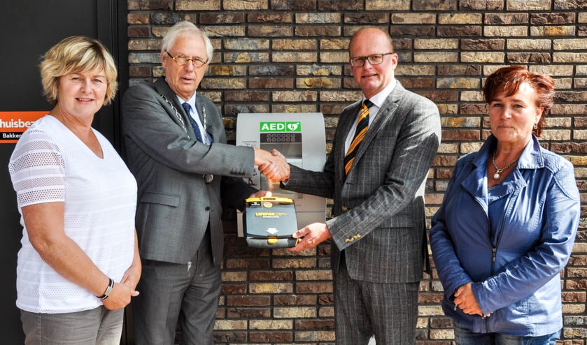 In 2017 bij de plaatsing van een AED in winkelcentrum Hogeweij, Annelies Vinken staat links.