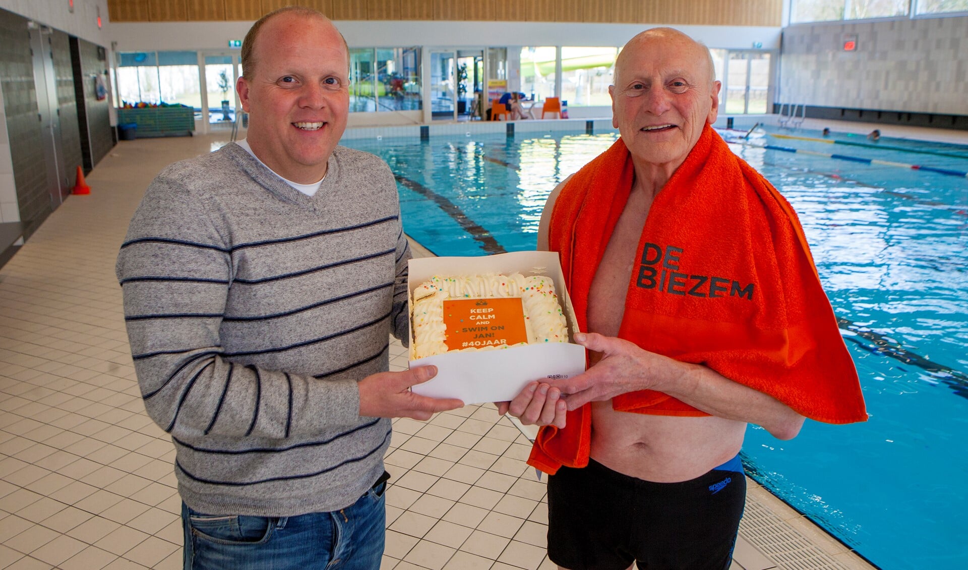 Jan Velthuis (r) kreeg van De Biezembedrijfsleider Rick een lekkere taart. 