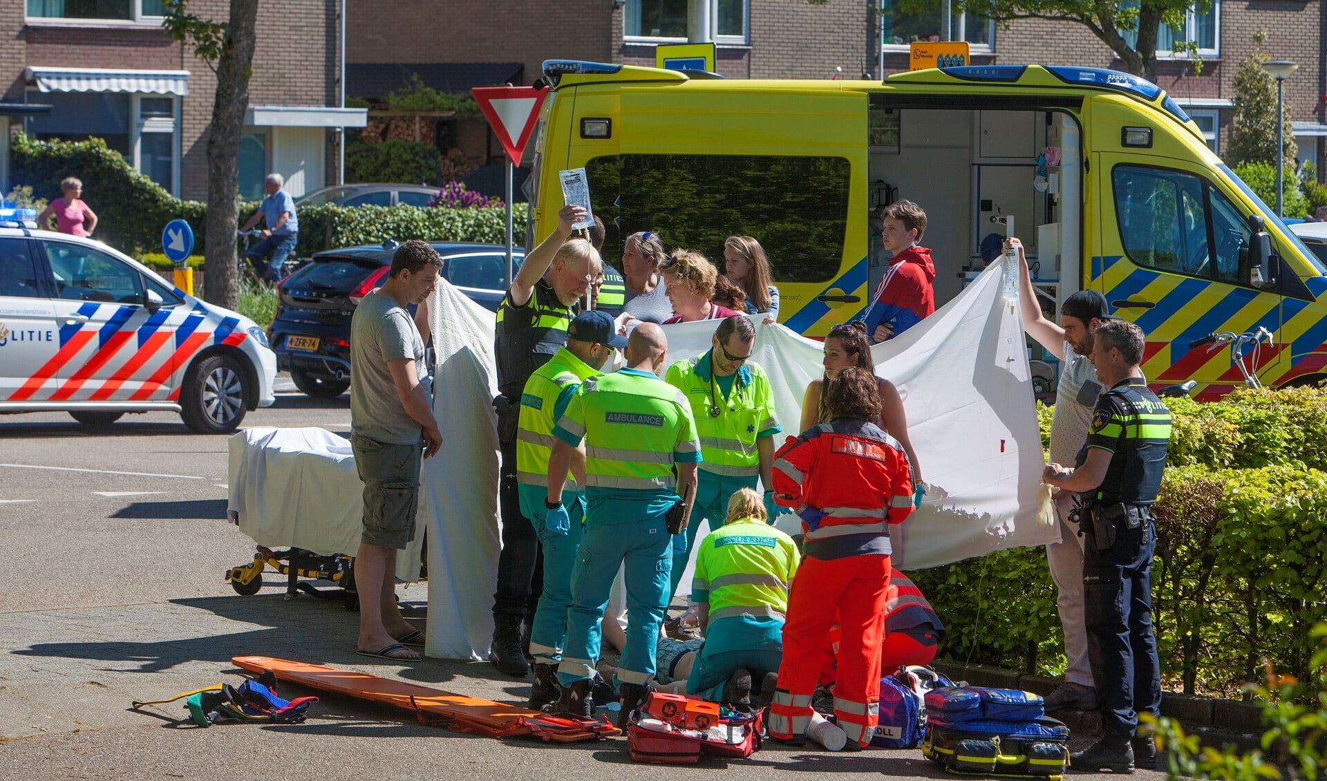 Ambulancemedewerkers en de trauma-arts ontfermen zich over het slachtoffer.