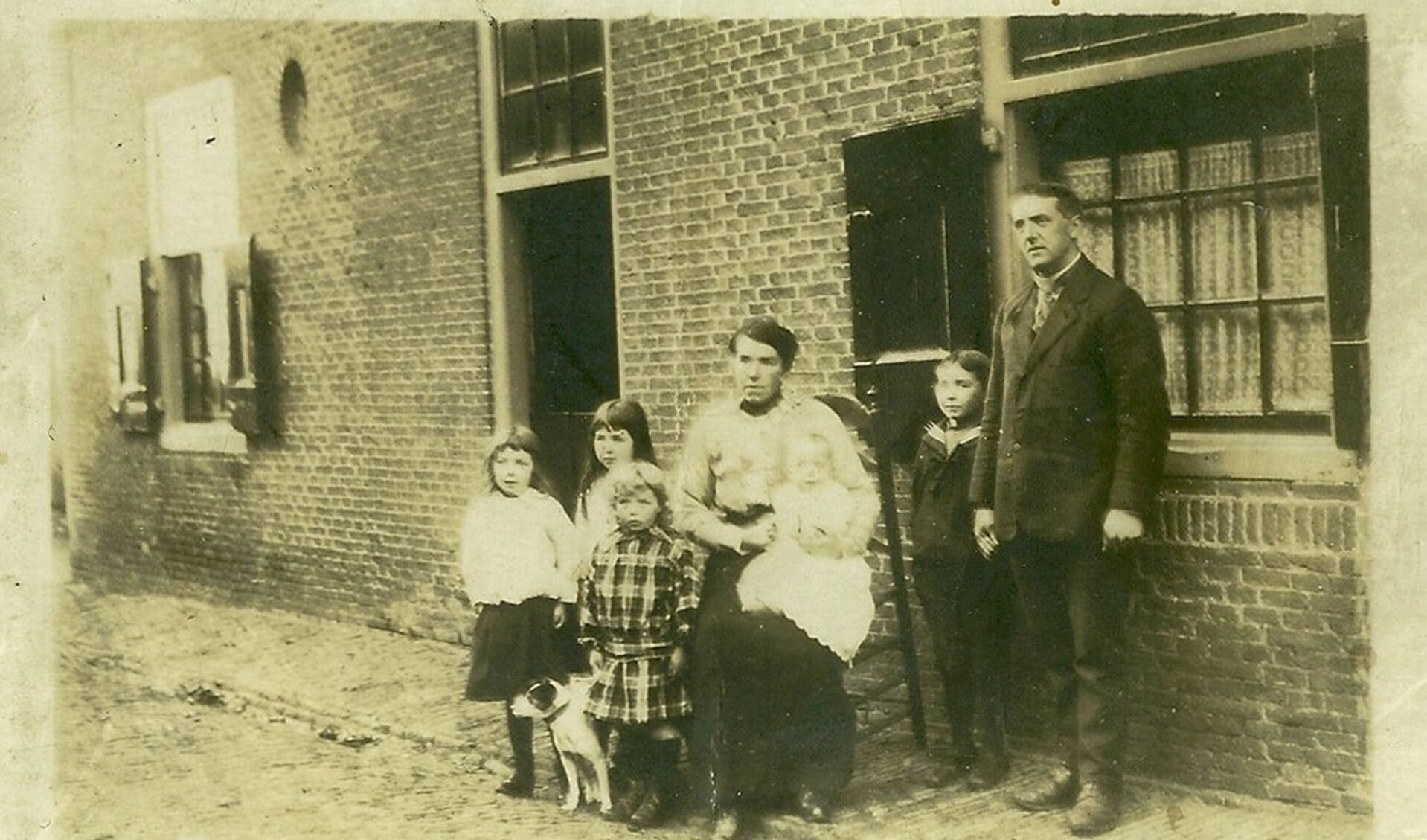 Het Belgische gezin Denil uit Temse voor het koetshuis van Stadwijk.