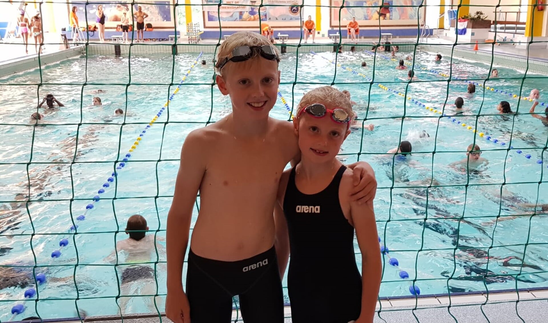 Daan en Nina de Jongh voltooiden de zwemvierdaagse.