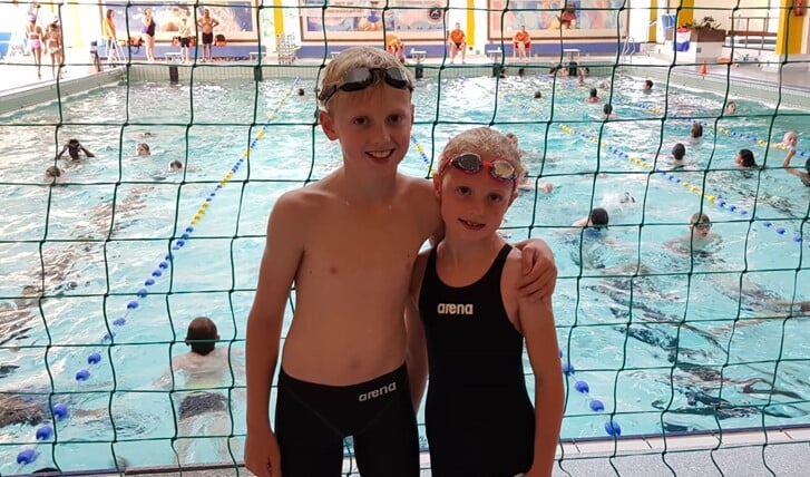 Daan en Nina de Jongh voltooiden de zwemvierdaagse.