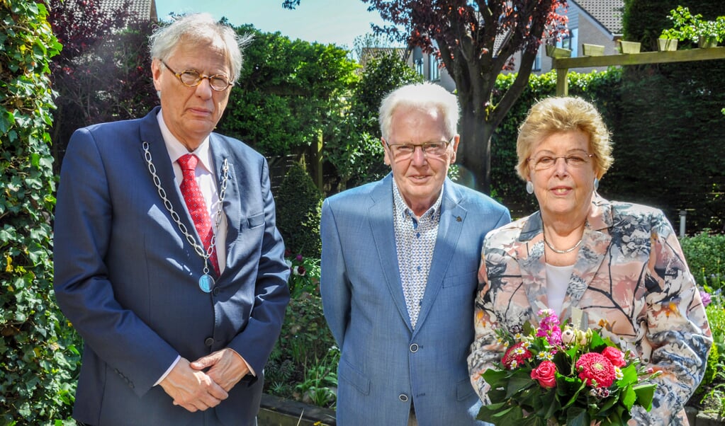 Burgemeester Bochove kwam het echtpaar Wiltenburg vast feliciteren.