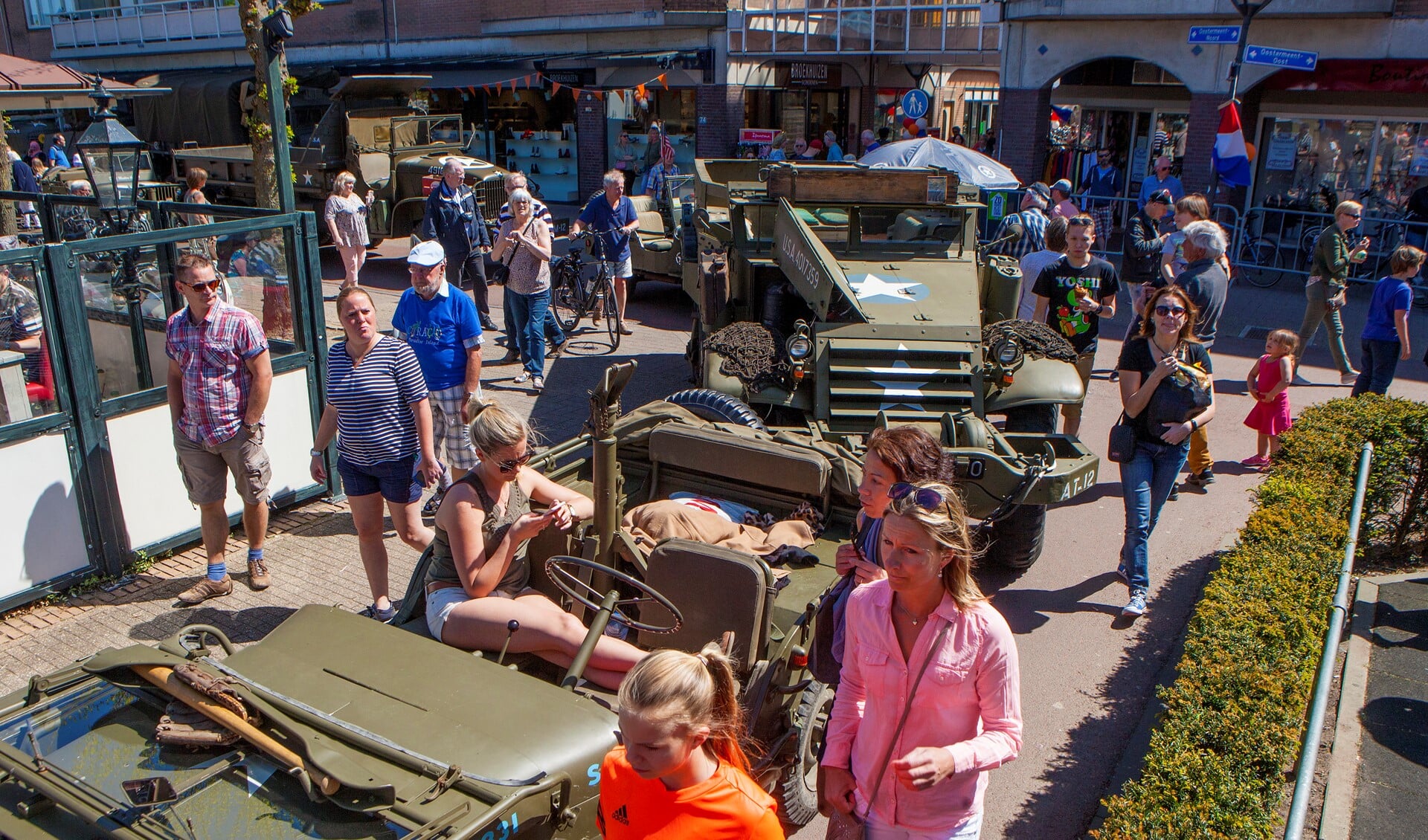 De oude legervoertuigen stonden vanmiddag in en rondom Winkelcentrum Oostermeent.