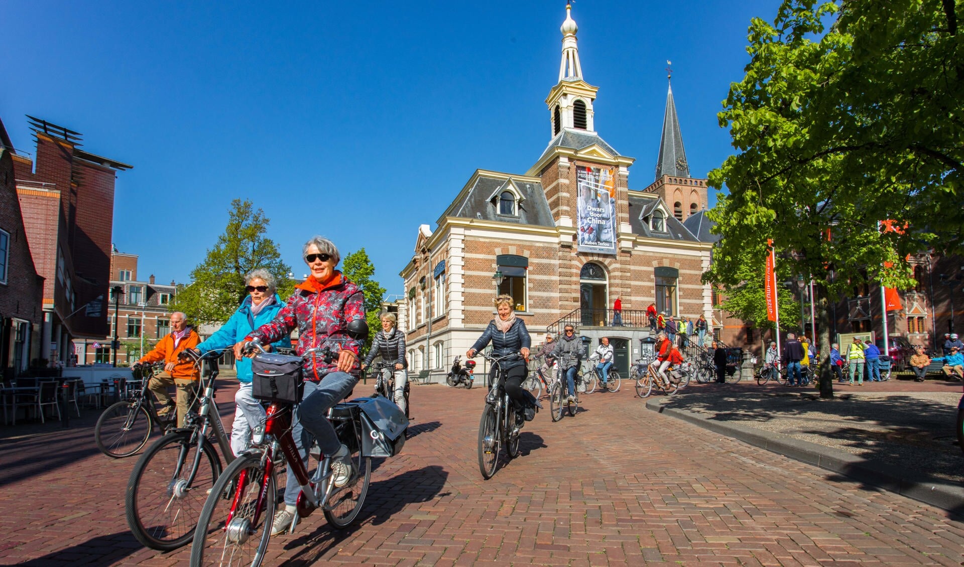 De fietstochten starten nagenoeg iedere keer vanaf de Kerkbrink. 
