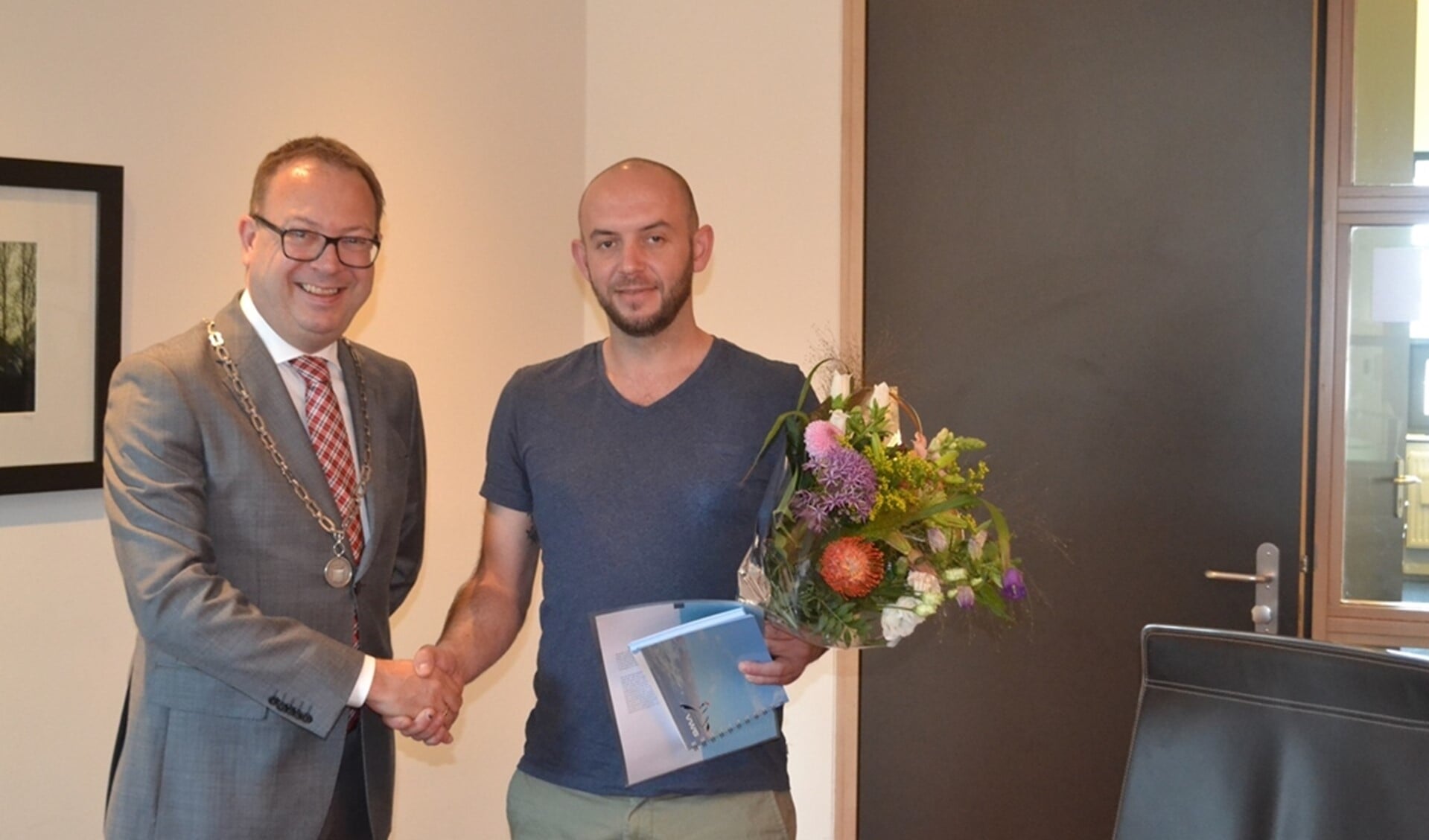 Burgemeester Van Benthem feliciteert de heer Halili met zijn Nederlanderschap.