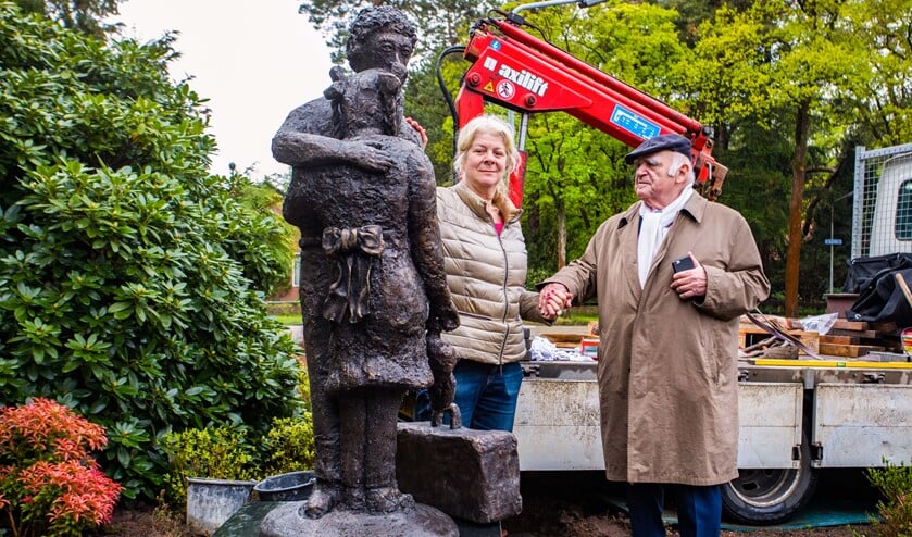 Marloes Eerden samen met voorzitter Gerard Klein van de Joodse Gemeente Hilversum bij het kunstwerk.