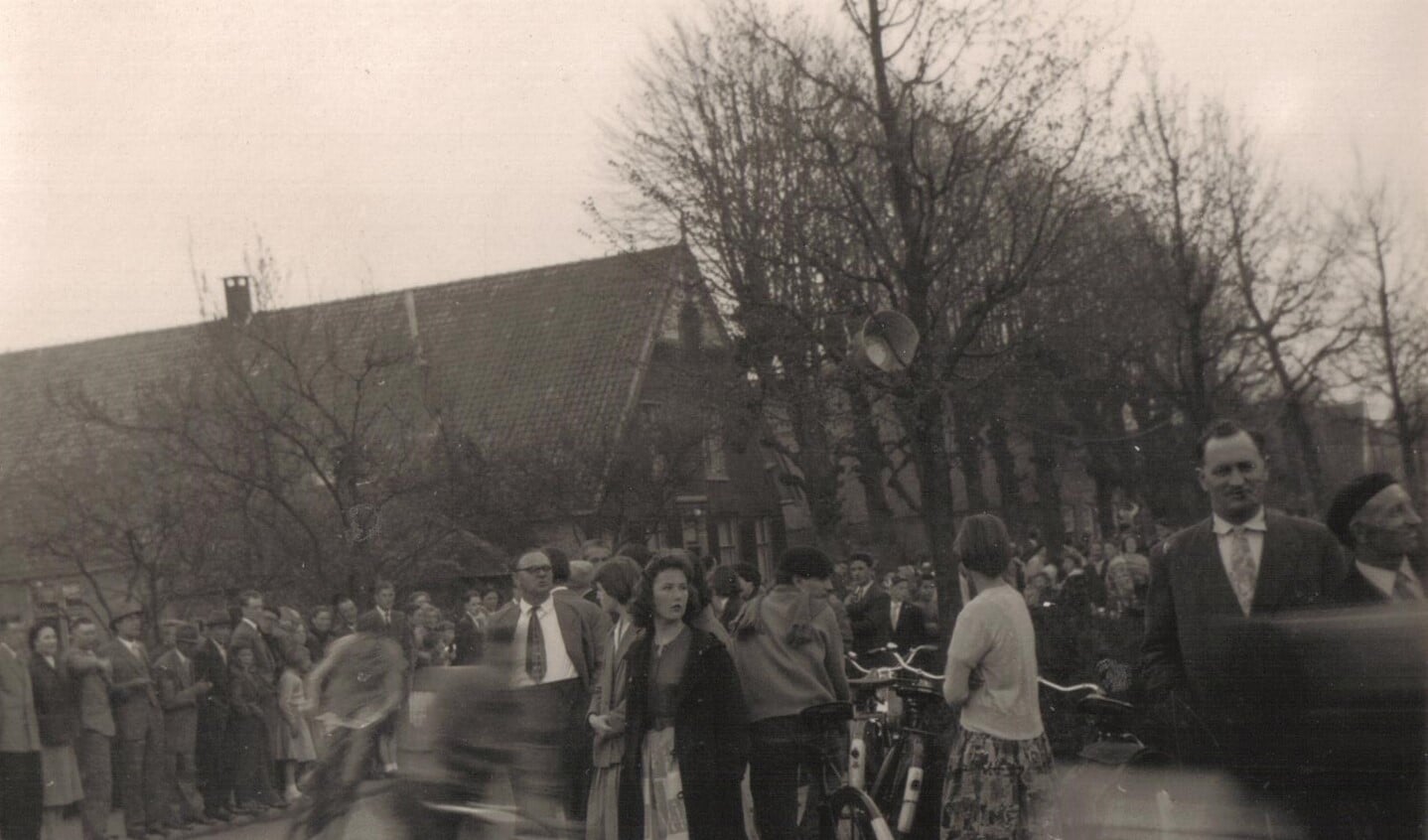 Met volle vaart in de bocht Kerklaan/ Fransepad op 30 april 1958.