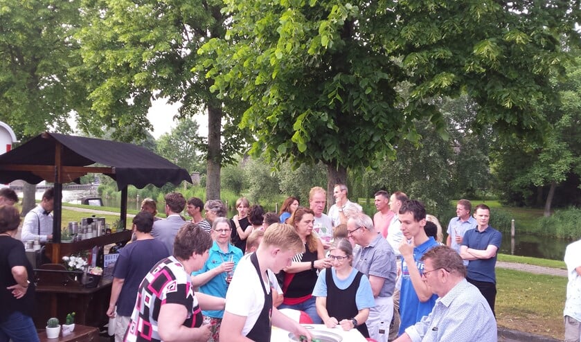 De toekomstige bewoners en betrokkenen genoten van koffie en een ijsje tijdens de start van de bouw.