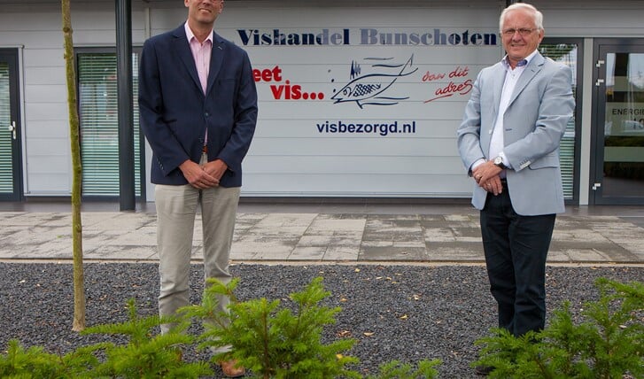 Rechts Jan Kroon, samen met René Schiltkamp voor Vishandel Bunschoten, waar 1 juni het vispaviljoen open gaat.