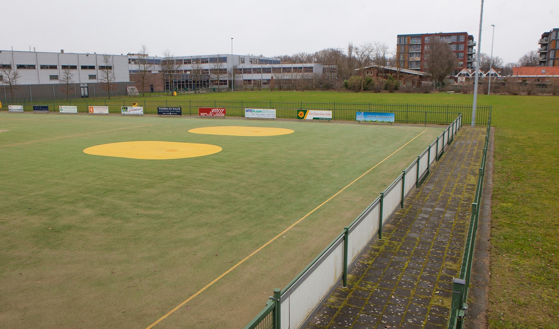 Een deel van de sportvelden mag worden 'ingepikt' om de verbouwing van de school mogelijk te maken.
