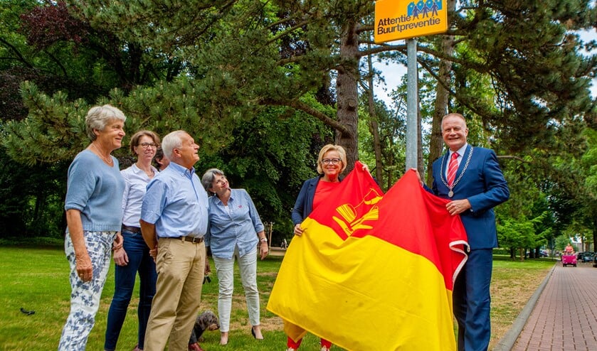 Burgemeester Sicko Heldoorn onthult het bord dat aangeeft dat ook de Parklaan een buurtpreventievereniging heeft.
