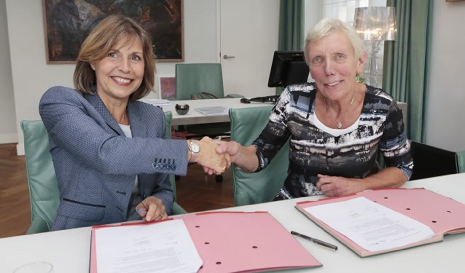Alliantie-directeur Joan van der Burgt en de Blaricumse wethoude Liesbeth Boersen eerder tijdens de ondertekening van een akkoord over de toekomst van de sociale woningvoorraad. 