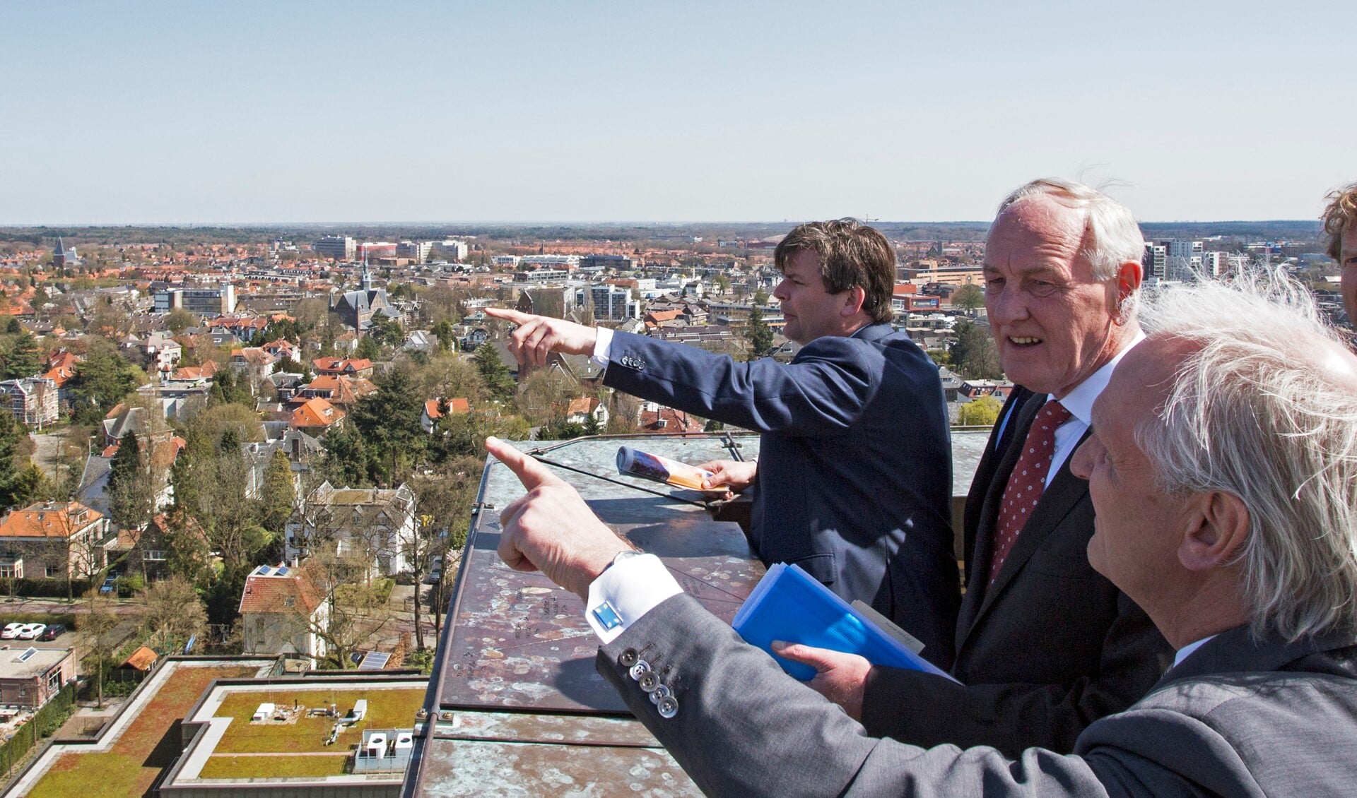 Commissaris van de Koning Remkes ziet de regio vanaf het Hilversumse raadhuis.