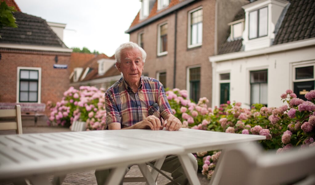 Hij woont er zelf niet, maar Cor Draijer vindt de oude Middenstraat het mooiste plekje van Weesp. 