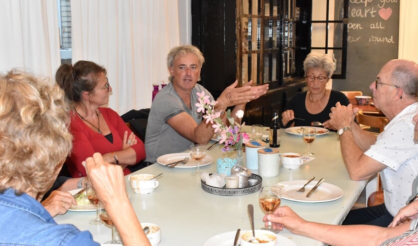 Peter Prak praat na met de Gooise Initiatiefgroep