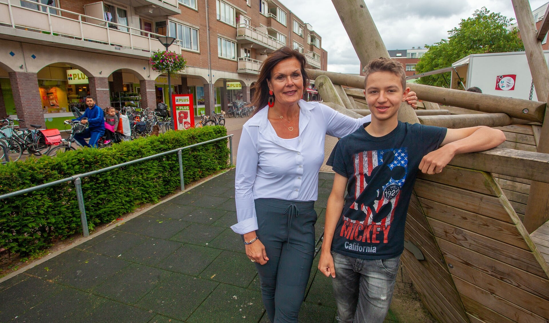 Blije gezichten bij Alan von Michaelis van de petitie voor de koopzondag en Anita Koning van Winkeliersvereniging Oostermeent.