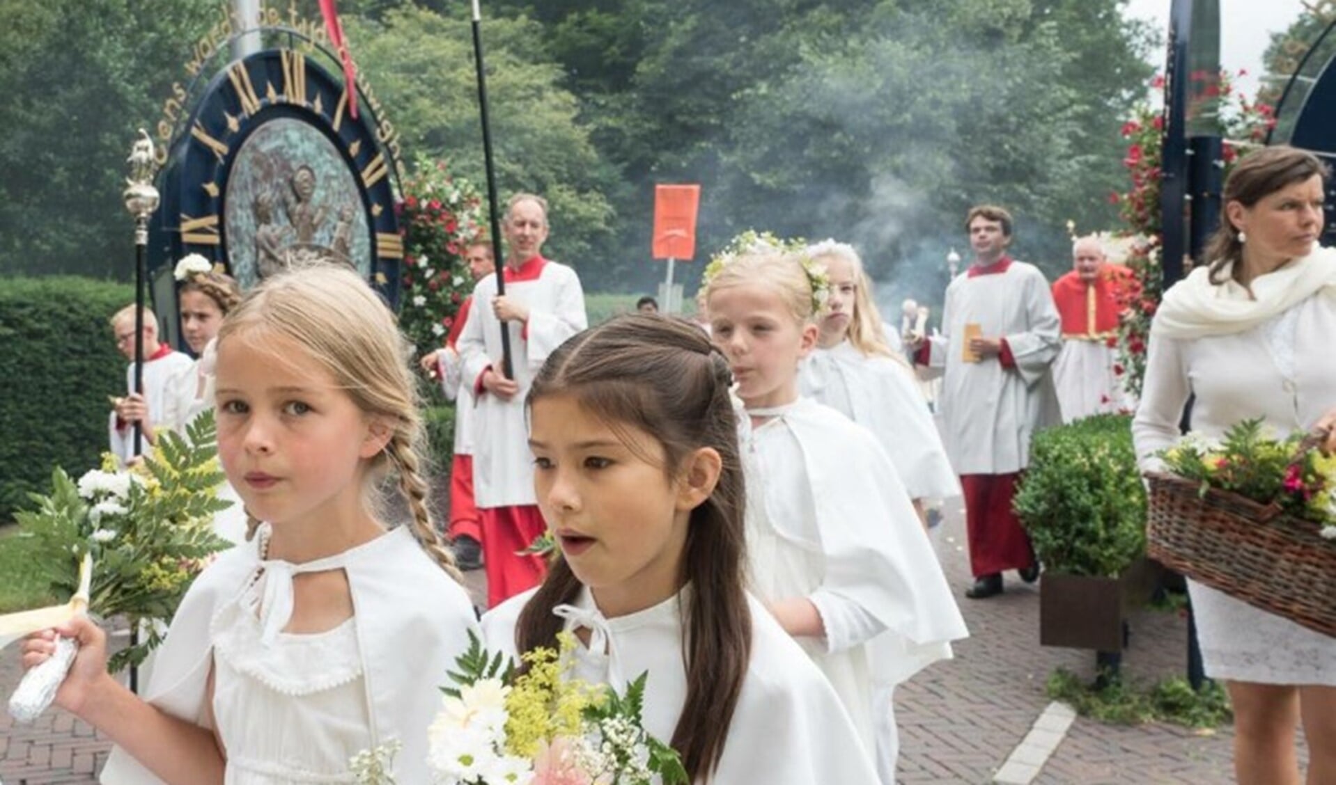 Bruidjes in de processie.