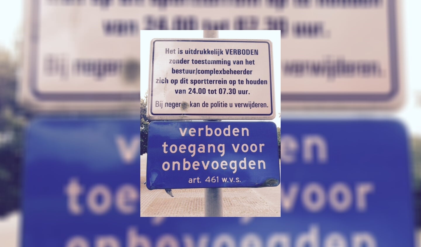 Het verbodsbord van het terrein aan het Schuilkerkpad.