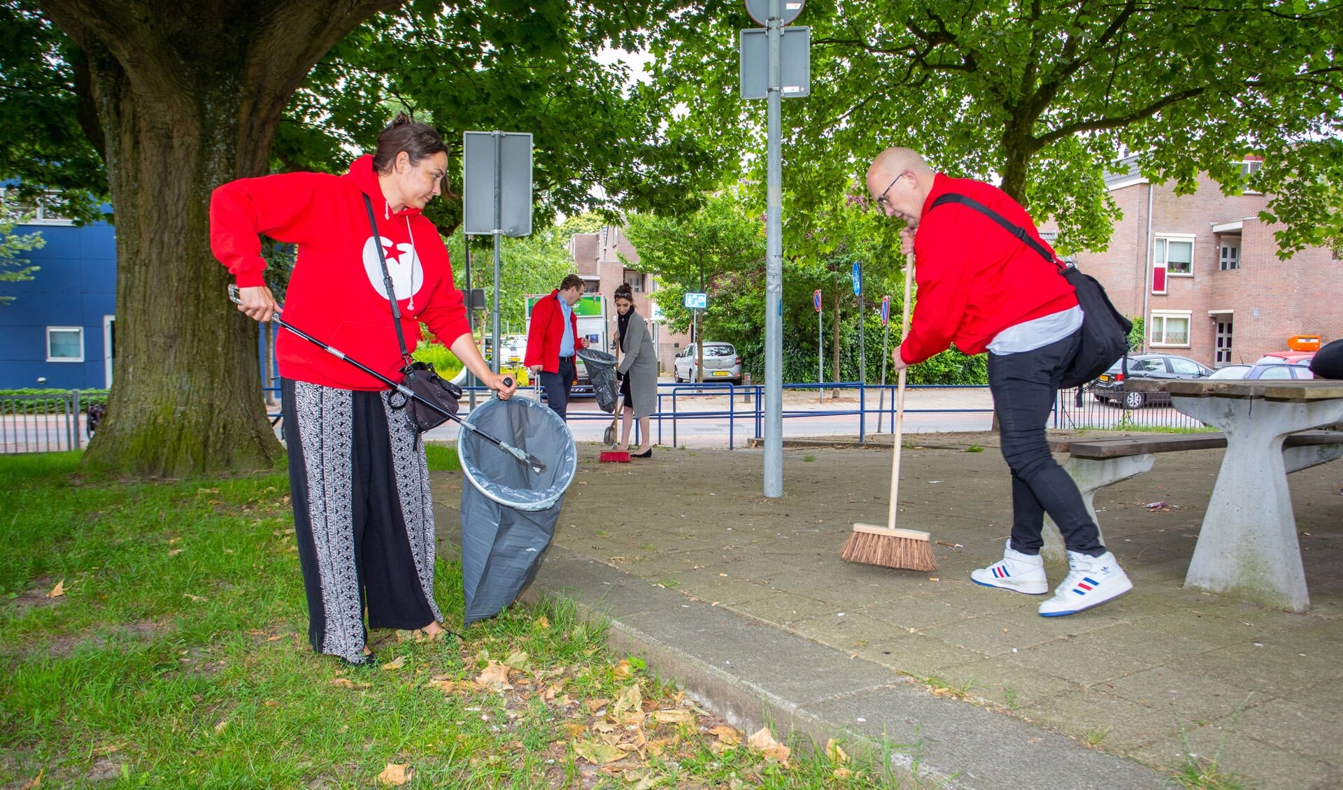 Een aantal SP'ers stak dinsdag de handen uit de mouwen en ruimde de speelplek op aan de Neuweg. 