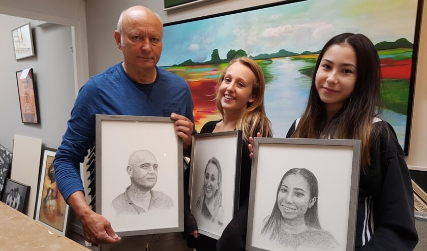 Zaterdag overhandigde Bart Reindersma zijn kunstwerken aan Zoe en Miuka. Zelf houdt hij het portret van Jory vast.