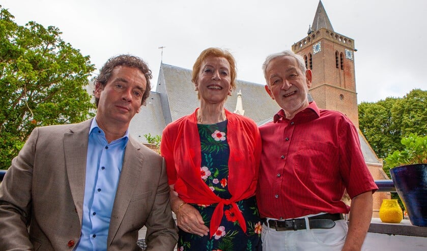 Het gouden paar met wethouder Boom op hun balkon dat uitkijkt op de Oude Kerk.