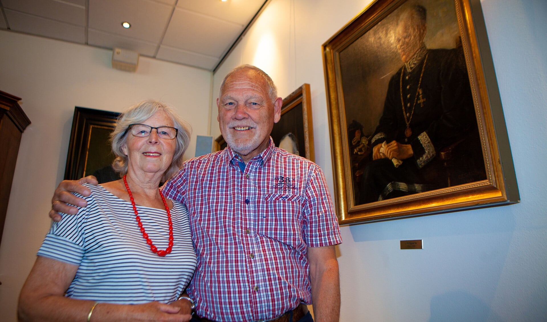 Wil en Carel Bast bij het portret van opa burgemeester Egberts.