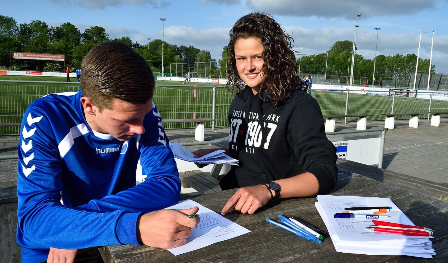 Mylène Luijters (rechts) loopt stage bij SV Diemen.