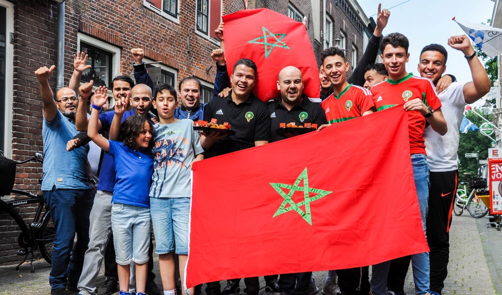 Hartstochtelijke steun voor het Marokkaanse Elftal vanuit de Slijkstraat.