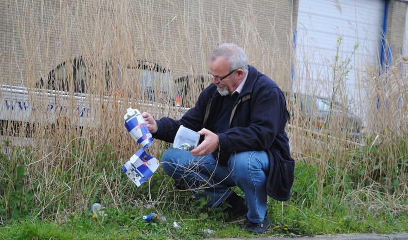 KVO-adviseur Maarten van Weel in actie tegen de verrommeling.