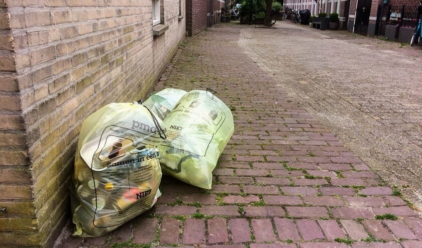 <p>Geleegde containers of vuilniszakken, met name pmd, kunnen door de stormachtige wind over straat waaien.</p>