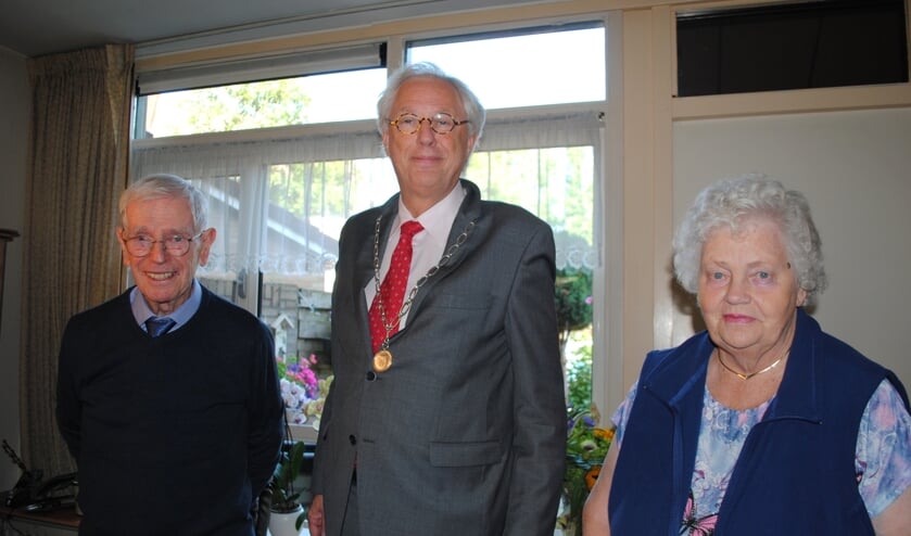 Burgemeester Van Bochove (m) op bezoek bij meneer en mevrouw Herremans-Baars.