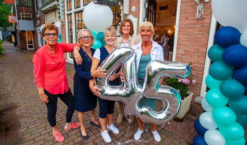 Het Boog Boutique-team. V.l.n.r.: Anita, Joke, Angelique, Yvonne en Susan.