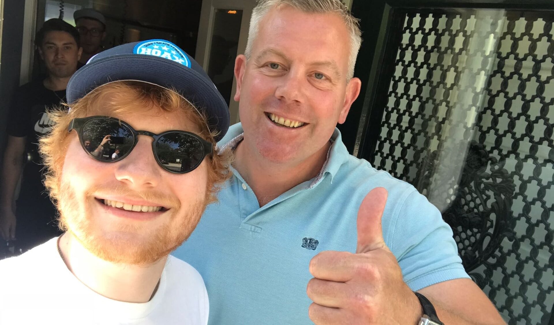 Ed Sheeran met eigenaar Arlo Vlaar van restaurant Vlaar.