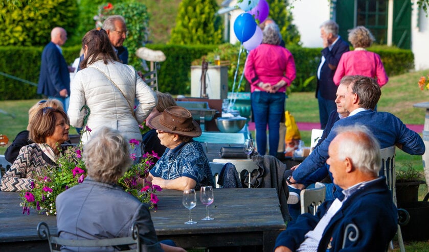 Het geld wordt gedoneerd aan de Sytske Foundation.
