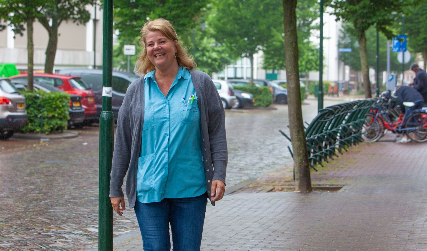 Wijkverpleegkundige Ineke Jansen heeft ook een signalerende functie.