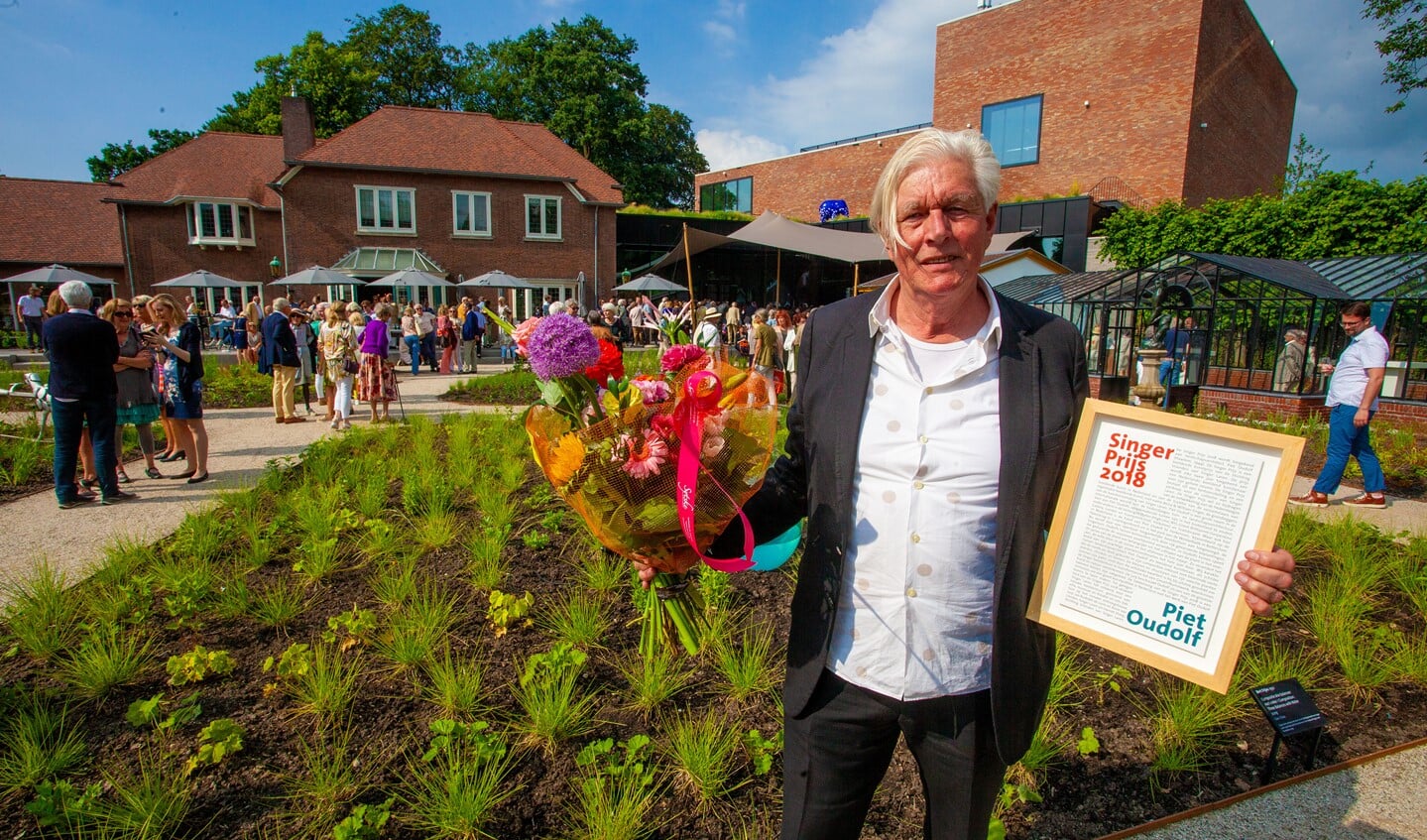 Ontwerper Piet Oudolf in de tuin van Singer Laren.