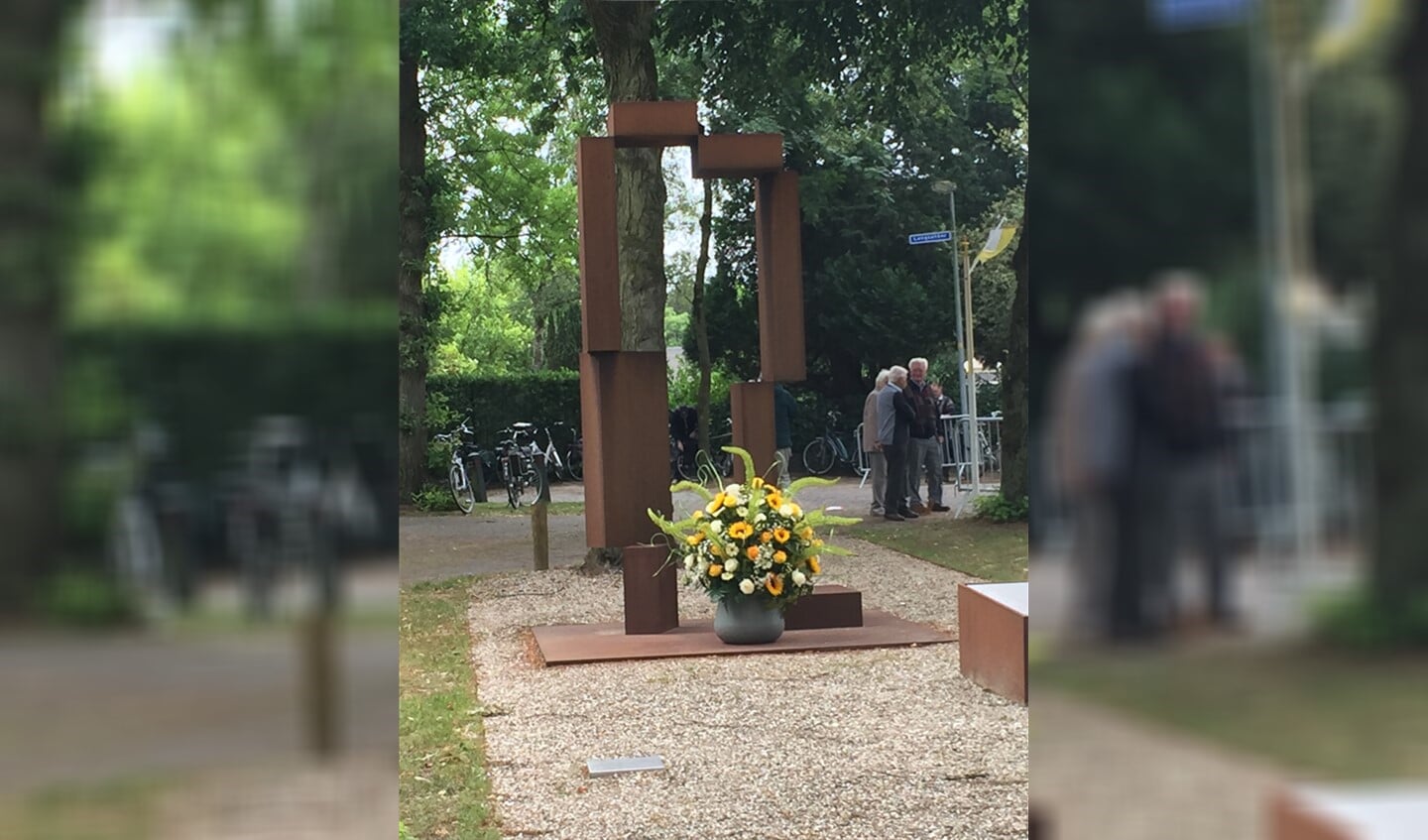 Ook bloemen bij Monument voor de Joodse kinderen in Laren.
