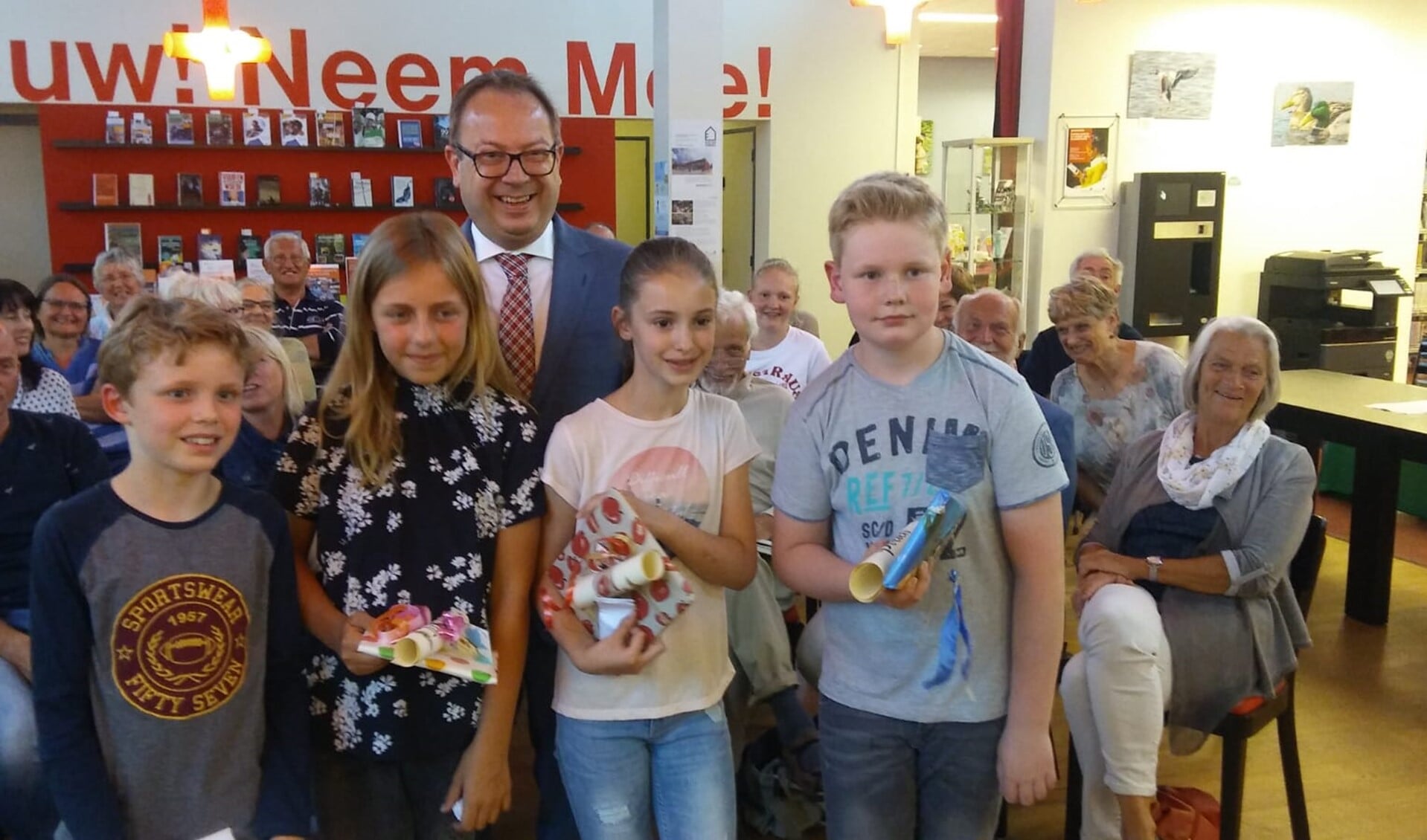 Burgemeester Van Benthem met de winnaars van de basisschool. 