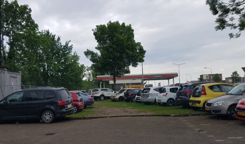 Parkeerplaats station loopt over