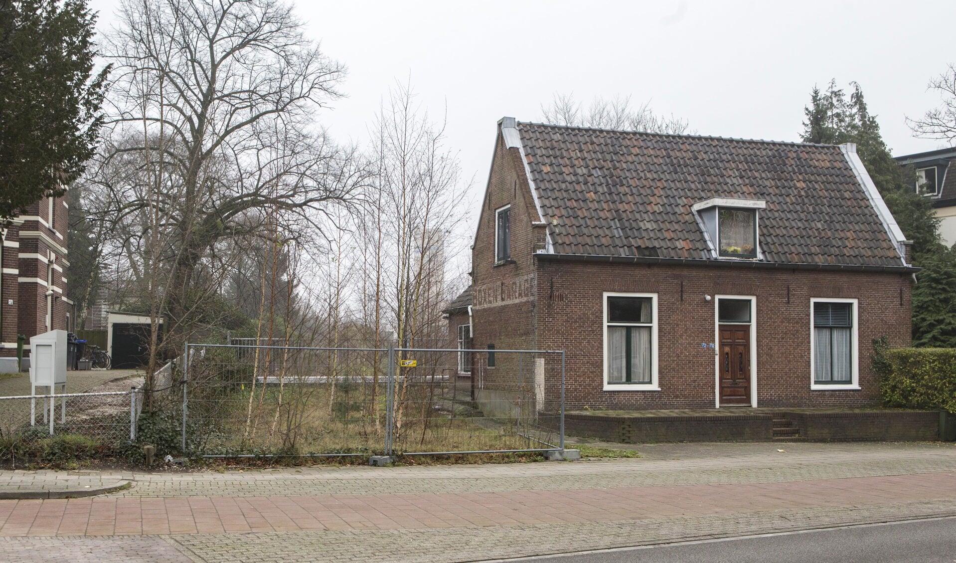 Het molenaarshuisje aan de 's-Gravelandseweg, waar de verbindingslaan tussen het raadhuis en de Boomberg vlakbij komt.