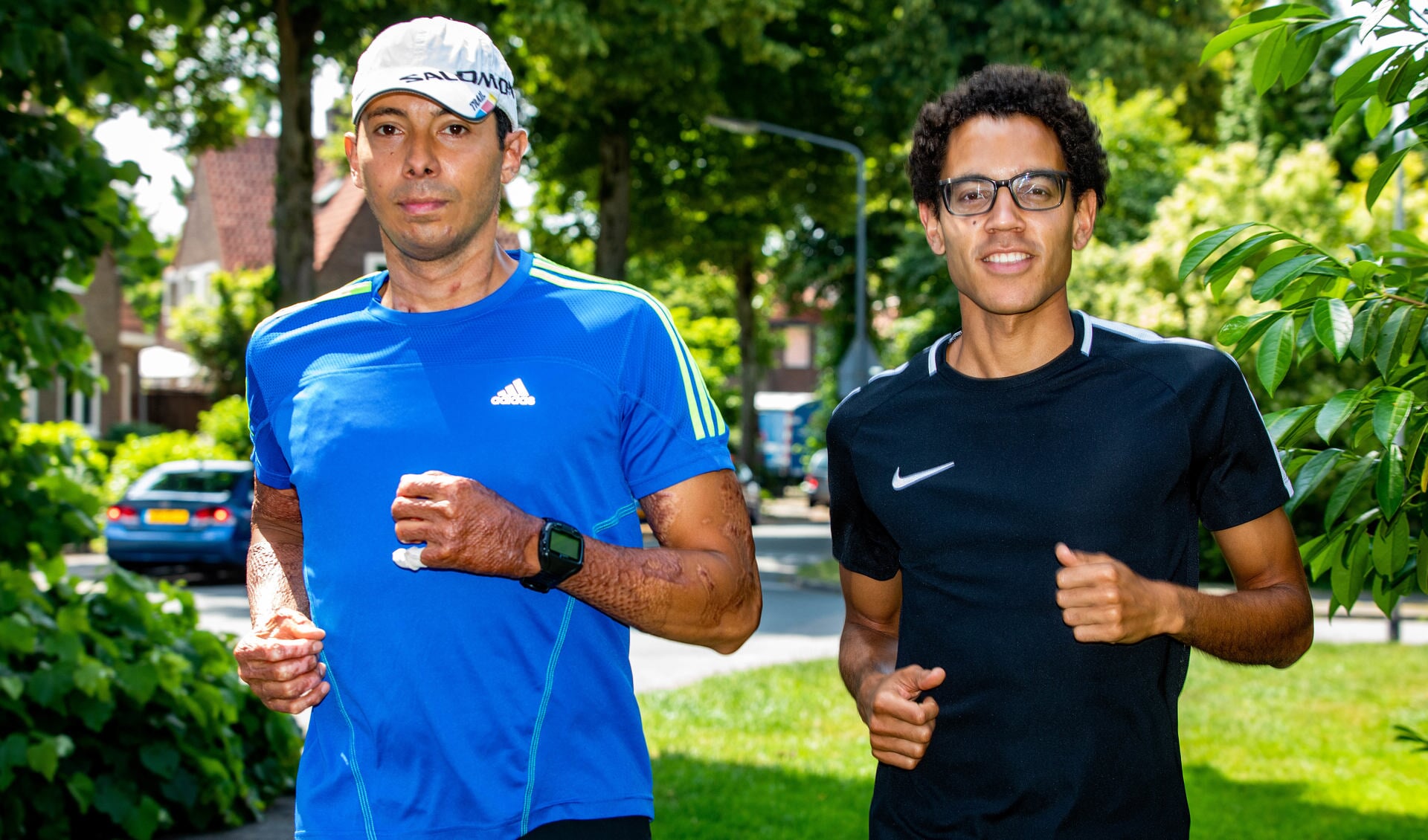 José Salvado (links) en hardloopcoach Bakari van Garderen bereiden zich voor op de marathon van eind oktober. 