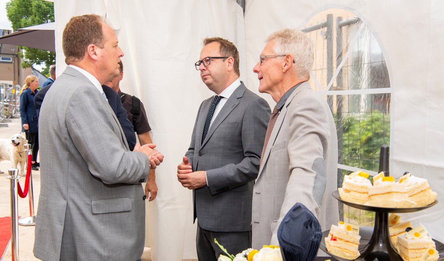Burgemeester Roland van Benthem en wethouder Jan van Katwijk in gesprek met René Hup (l) van Amaris.