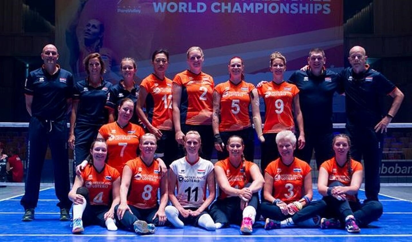 Het Nederlandse damesteam, Paula List zit op de onderste rij, derde van links (nummer 8).