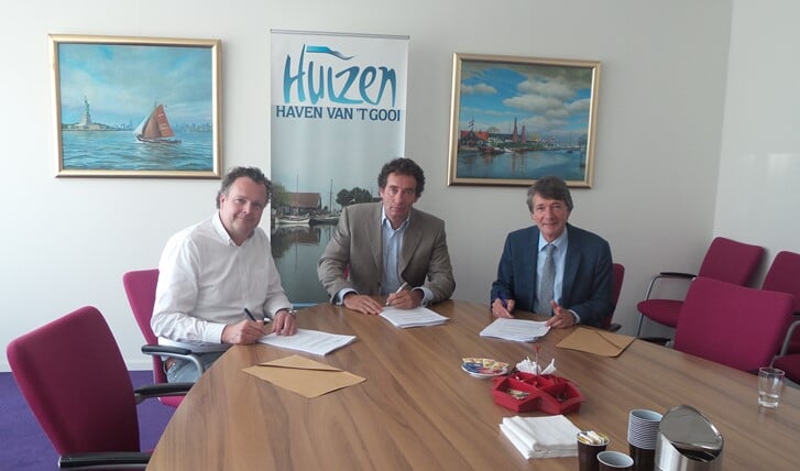 De ondertekening van de contracten door Coen Hagendoorn, wethouder Roland Boom en Bertran Slokker.