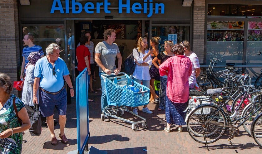 De drukte bij de eerste zondagsopenstelling van de winkels. Nu mag het tijdelijk langer om minder mensen tegelijkertijd in de winkel te hebben.