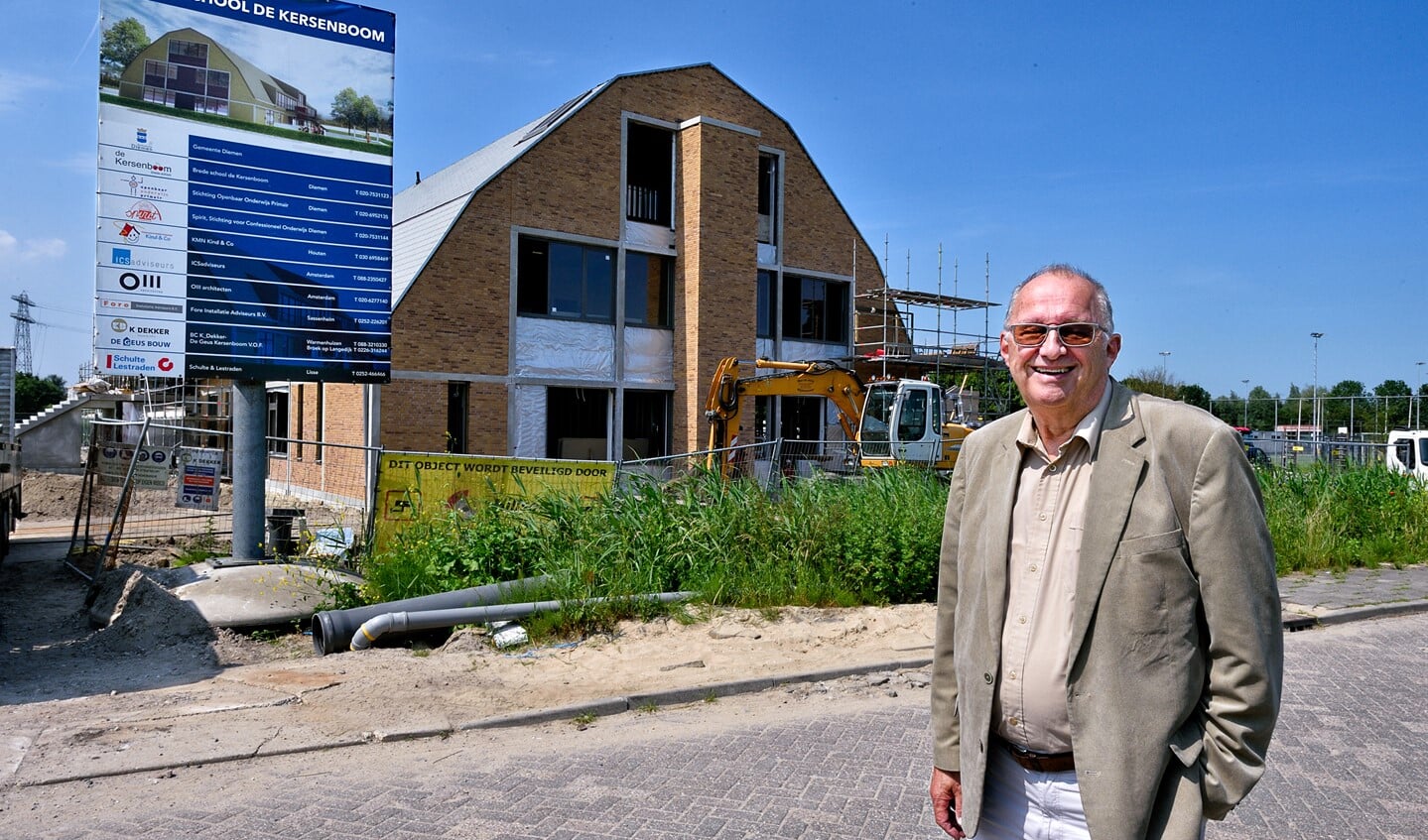 Alan Bains voor het nieuwe gebouw van De Kersenboom.