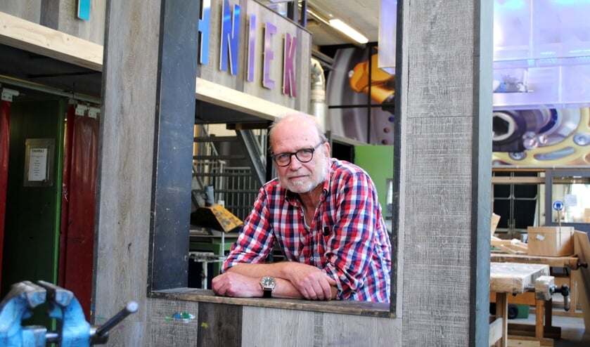 Cees van Apeldoorn in de techniekplaza van het Casparus College.