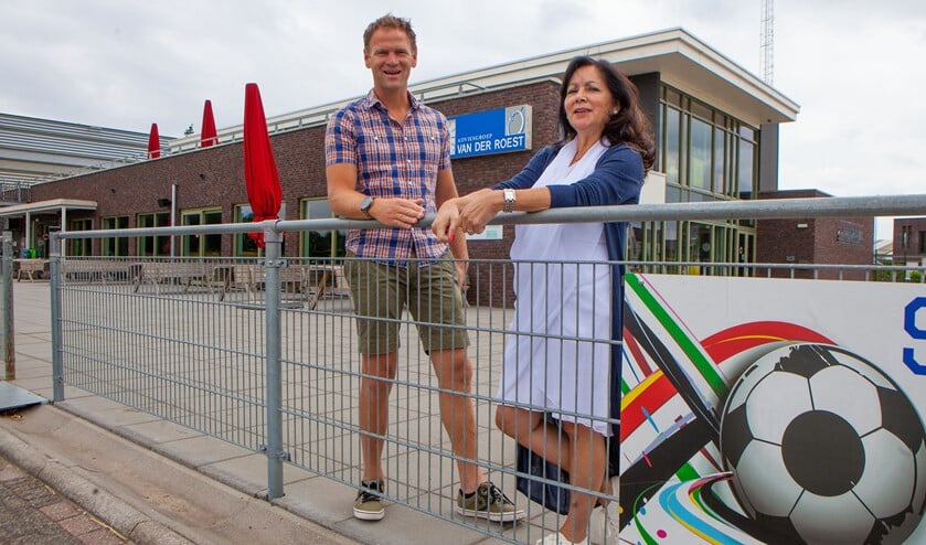 Projectleiders Rubin en Anita bij s.v. Huizen dat aan de slag gaat met walking football.