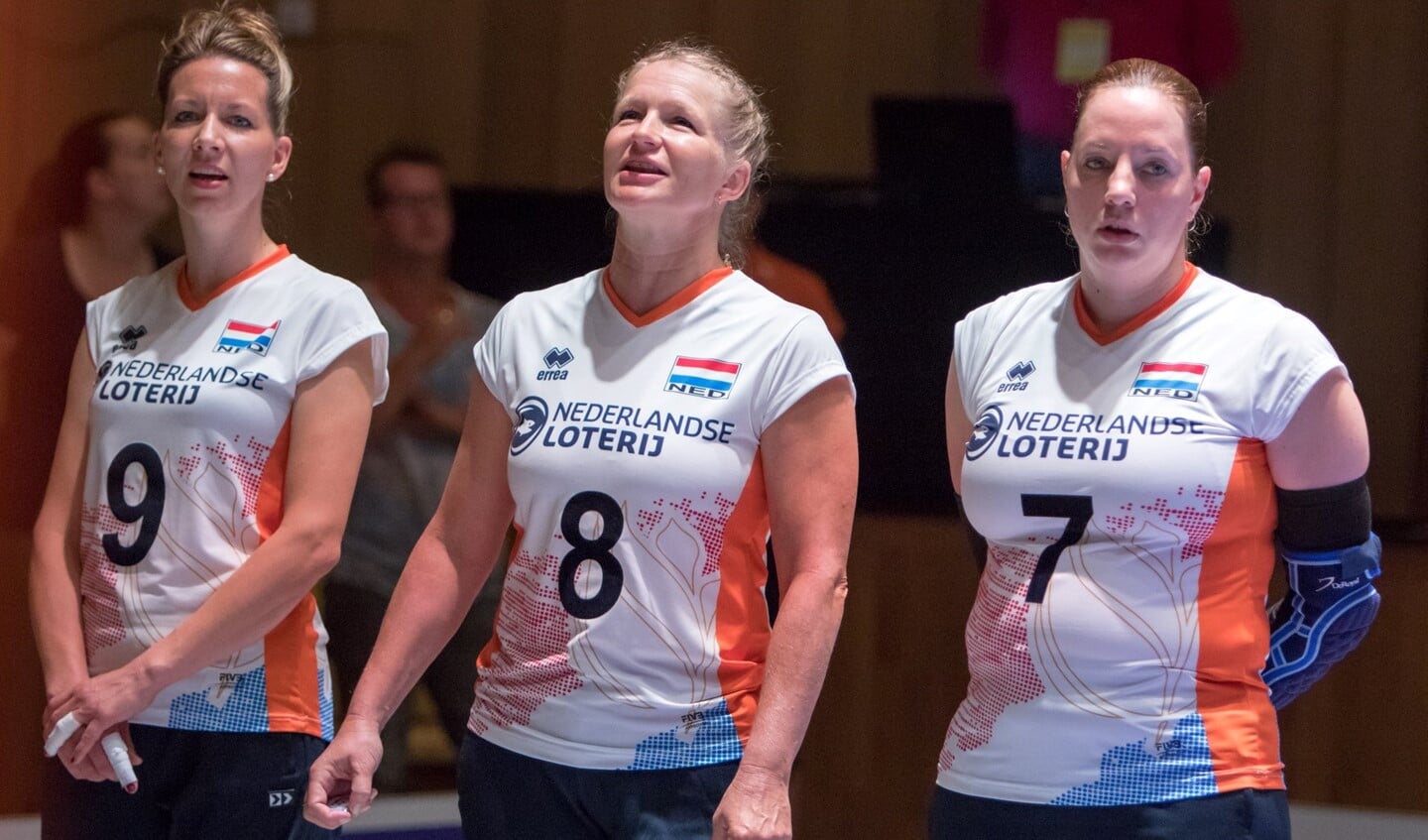Paula List (midden) voor de wedstrijd tegen Rwanda.